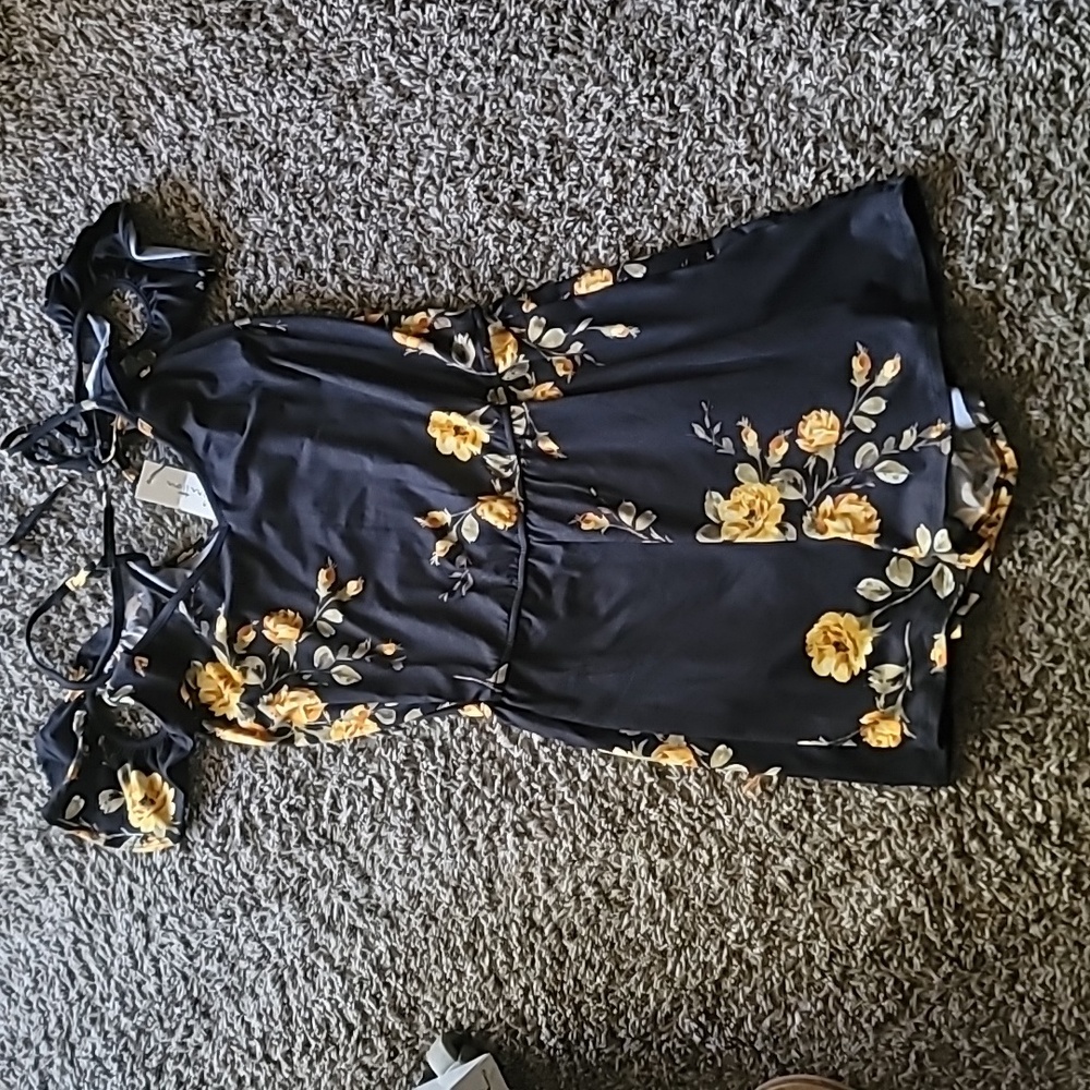 Nine Britton Floral Romper Medium NWT Off Shoulder Flowy Lightweight Romper